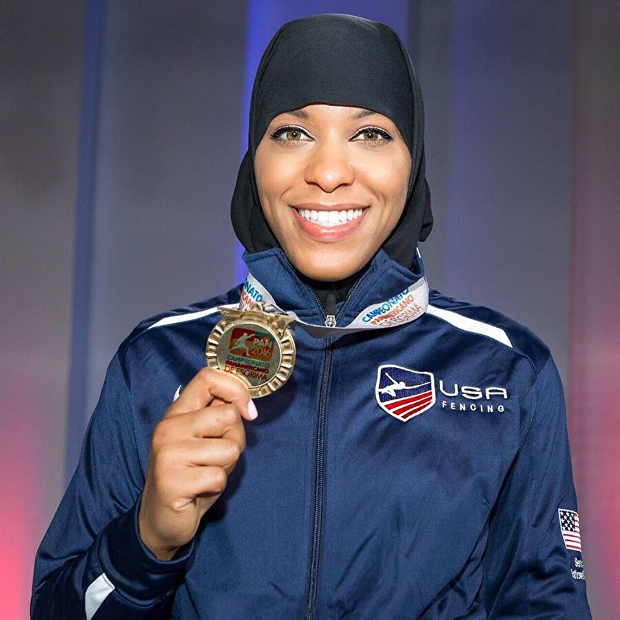 Ibtihaj Muhammad: Müslüman kadınlar üzerindeki kalıp yargıları parçalamak
Ibtihaj Muhammed orta öğretimdeki diğer sporcular arasında öne çıkmış olsa da başörtüsü takan tek kişiydi. Muhammed şimdi ABD adına Olimpiyat eskrimcisi ve diğer ABD'li eskrimciler tarafından benimsendiğini hissediyor. Fakat 11 Eylül saldırısından sonra birçok Amerikalı onunla arasına mesafe koydu. 

Muhammed, başörtüsü taktığı için eskrim müsabakalarında dahi defalarca hedef haline geldi. Muhammed, aleyhinde konuşulmasına rağmen Olimpiyat oyunlarında ABD'nin başörtülü ilk kadını oldu ve kalıp yargılara karşı Müslüman kadınların güçlü olabileceğini gösterdi.