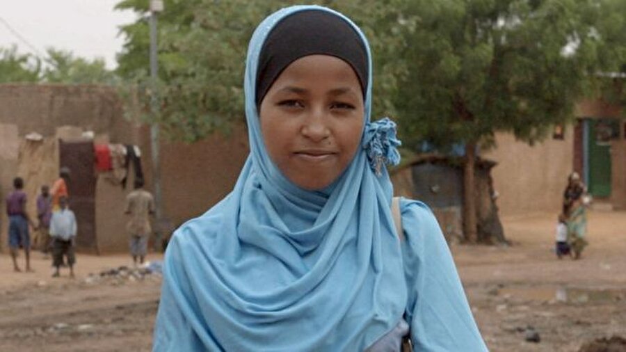 Balkissa Chaibou: Çocuk evliliğini sona erdirdi
Balkissa Chaibou, 12 yaşındayken erkek kuzeni ile evlendirileceğini öğrenmeden önce doktor olmayı hayal ediyordu. Chaibou'nun yaşadığı ülke Nijer, çocuk evliliğinin dünyada en fazla olduğu yer. Chaibou, zorla evlendirmeye karşı mücadele etmeye karar verdi ve kendisi üzerine yapılan anlaşmadan kurtulmak için bir sivil toplum örgütünde çalıştı. Ailesinden gelen tehditlerle karşı karşıya kaldığında kendi hayatına sahip olmak ve hayallerini sürdürmek için bir kadın sığınma evine sığınmak zorunda kaldı. Şimdi 19 yaşında olan Chaibou, Nijer'in bölgelerini dolaşarak diğer kız çocuklarına zorunlu evliliğe karşı “hayır” deme hakları olduğunu öğretiyor.