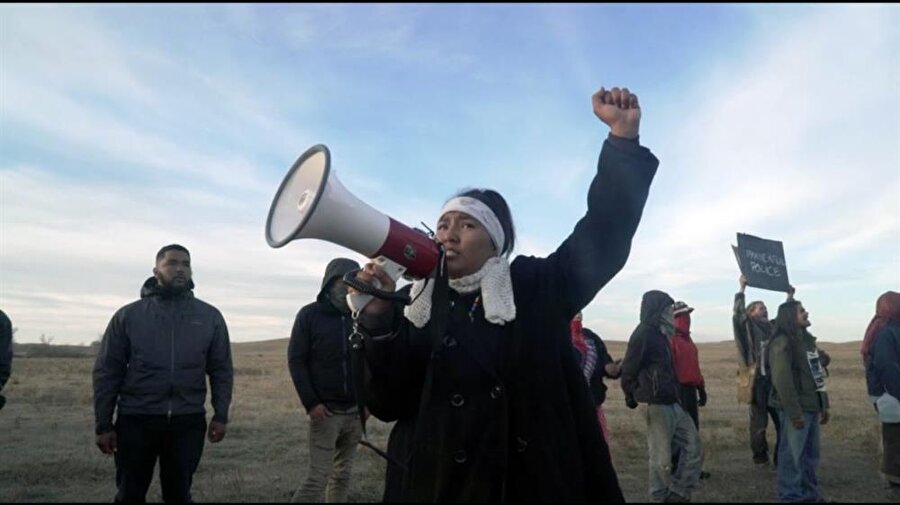 Kuzey Amerika yerli kadınları: Dakota Boru Hattın’a karşı direniş
Birçok yerli kadın Dakota Boru Hattı Projesi'ne karşı direnişte önemli rol oynadı. Birçok kadın milyonların suyunu ve toprağını korumak amacıyla verdiği mücadeleden dolayı diğer protestocular gibi gözaltına alındı ve vahşice muamele gördü. 

Onurlu Yeryüzü Ulusal Kampanyası'nın direktörü ve Barnie Sanders'in eski danışmanı Tara Houska, Standing Rock protestolarında tanınmış bir yerli kadın aktivistti. Houska, Kasım ayı ortalarında Dakota polisi tarafından yasadışı yollarla giriş yaptığı için gözaltına alındı ve çıplak aramaya maruz kalarak altı saatten fazla köpek kulübesinde kalmaya zorlandı. Onurlu Yeryüzü öncülerinden Winona LaDuke, protesto gösterilerinde tanınan bir diğer yerli kadın.