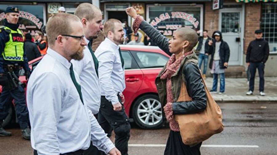 Tess Asplund: Neo-Nazilere karşı bir duruş
İsveç'te Neo-Nazi yürüyüşünde ani bir hareketle önlerine dikildi. İskandinavya'da aşırı sağcı eylemlerin arttığı Nordic Direniş Hareketi'ne mensup olan üniformalı 300 kişi Neo-Nazilerin yürüyüşüydü. Asplund, gruba karşı yaptığı simgesel duruşundan sonra büyük karşı protesto eylemlerine de katıldı. Cesur tavrının fotoğraflandığı bu görüntü, İskandinavya'daki bu aşırı sağ yükselişe karşı simge haline geldi.