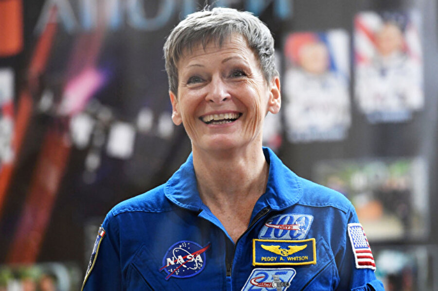 Peggy Whitson: Her yaşta yıldızlara ulaşmak
Peggy Whitson bu yıl 56 yaşında uzaya çıkan en yaşlı kadın oldu. Astronotların çoğu erkek olmasına rağmen, Peggy daha önce 2002 ve 2007 yıllarında Uluslararası Uzay İstasyonu'nda bulunmuş ve kısa bir süre sonra da İstasyonun ilk kadın kumandanı olmuştu. 

En yaşlı kadın astronot olmasını sağlayan son uçuşunda aynı zamanda NASA tarihinde en fazla sürede uzayda kalan kadın unvanını da aldı.