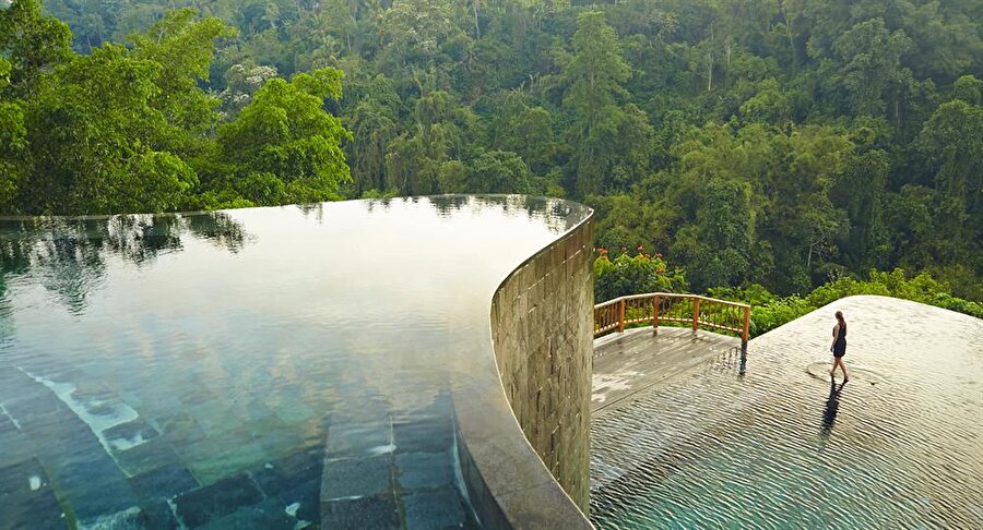 The Hanging Gardens - Endonezya

                                    
                                    
                                    Yağmur ormanlarına komşu yemyeşil bir uçurum kenarında bulunan sonsuzluk havuzuyla, yüzmenin huzur veren yönünü en baştan tanımlayın.

                                
                                
                                