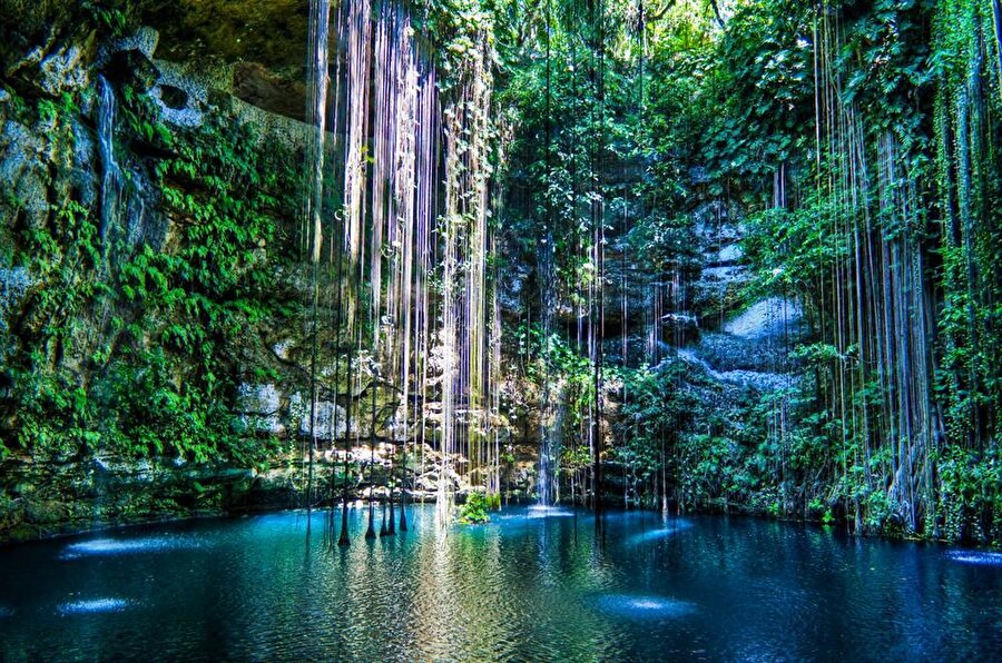 Ik Kil Cenote - Meksika 

                                    
                                    
                                    Meksika'da yer alan Arkeoloji Parkının parçası olan Ik Kil Cenote, yüzme için halka açık olan, 'Avatar' filminden bir sahneyi andıran bitkilerle süslenmiş doğal bir havuz. Belediye havuzlarını unutun demiştik.
                                
                                
                                