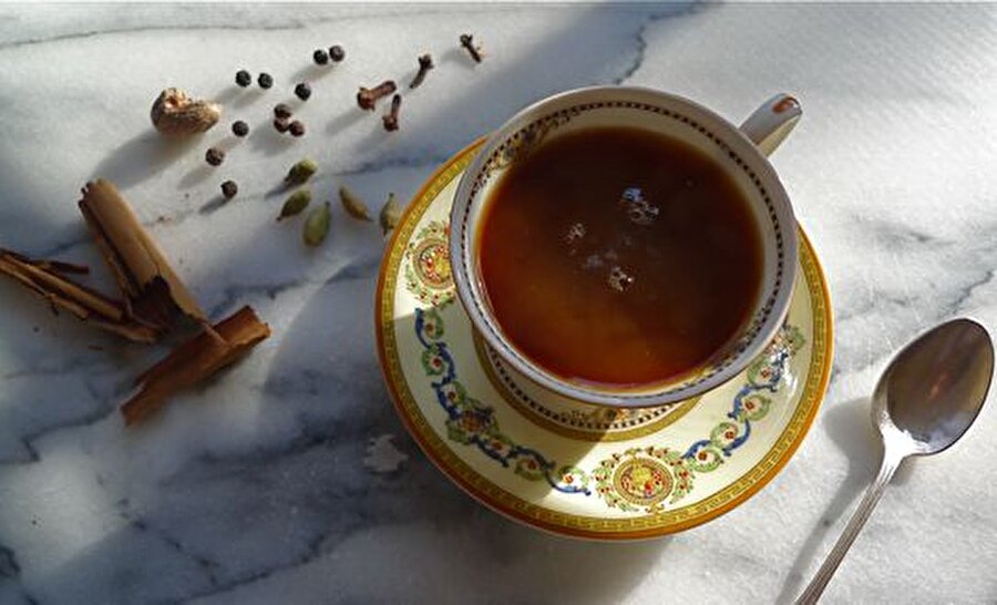 Morocco Qahwah + Fas

                                    
                                    Arap coğrafyasında içilebilecek en güzel kahve olarak tabir ediliyor. Susam tohumları, kara biber ve hindistan cevizi parçacıkları, zencefil, tarçın, anason ve her kahvecinin 6, 9 veya 16 baharatının karışımı harmanlanır ve kahve çekirdekleriyle karıştırılıp servis edilir.

                                
                                