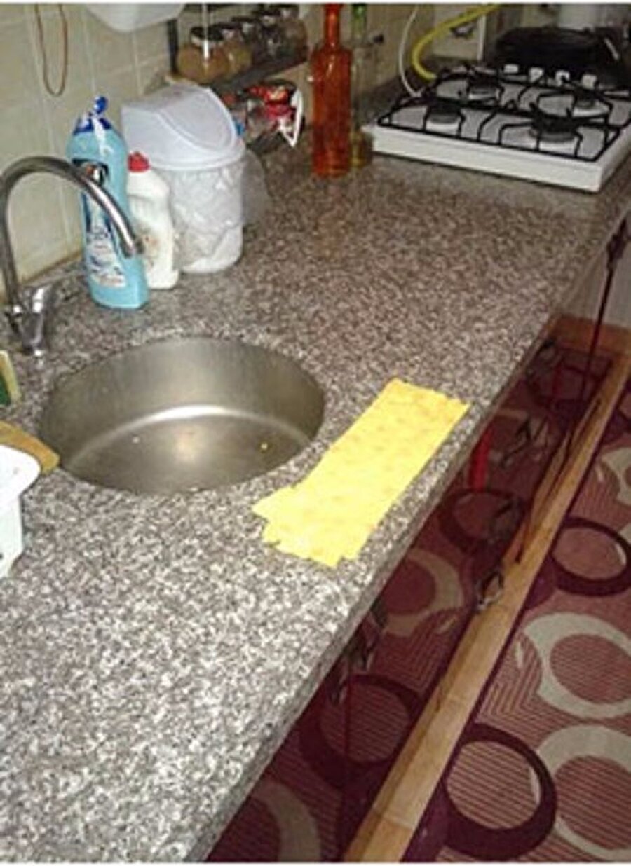 Mutfak tezgahına serilen sarı bez

                                    
                                