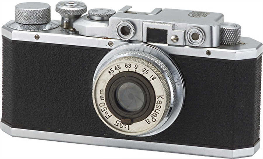 Canon'un ilk çıkardığı ürün sizin de tahmin edeceğiniz gibi, bir fotoğraf makinesi

                                    
                                