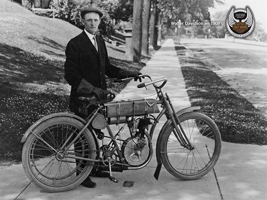 William S. Harley ve Arthur Davidson'un birlikte ürettiği ilk motosiklet

                                    
                                