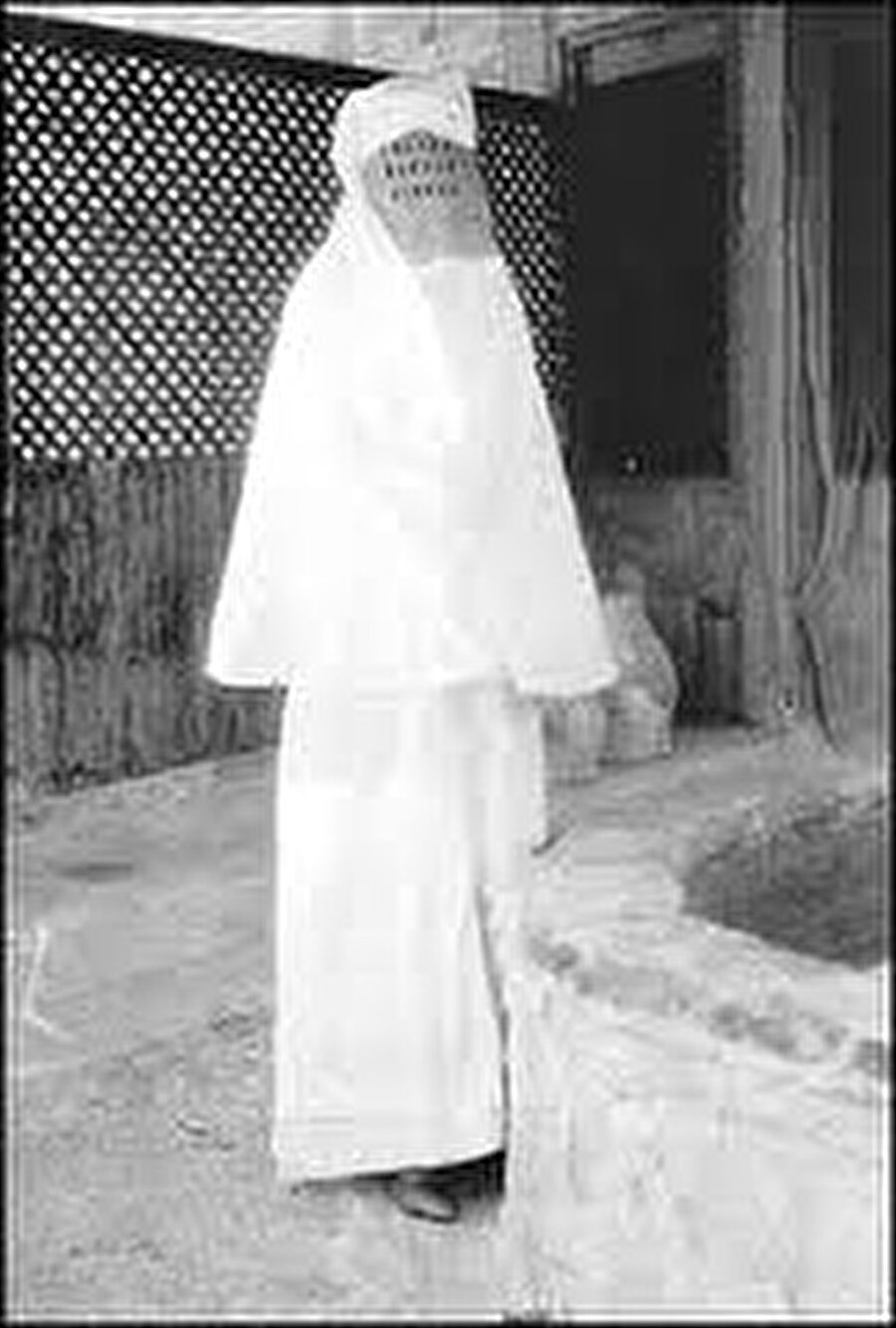 26 Mart
Mekke Mescidi'nin içindeyim. Birkaç saniye için, buraya olan merakımdan ötürü beni çevreleyen şeylerin içerisinde kendimi kaybettim. 50 fit üzerimizde yer alan kemerlerin arasından, beyaz mermerlerin üzerinde yürüyoruz. Devasa avluyu saran kolonların taşıdığı kemerlerin altındaki dehlizlere giriyoruz. Hiçbir zaman böyle heybetli bir şey hayal etmemiştim. Kutsalların en kutsalı, tastamam heybetiyle yükselen, Allah'ın evi Kâbe'de yürüyoruz. Bu sahneyi anlatmak için bir yazı ustası olmak lazım…