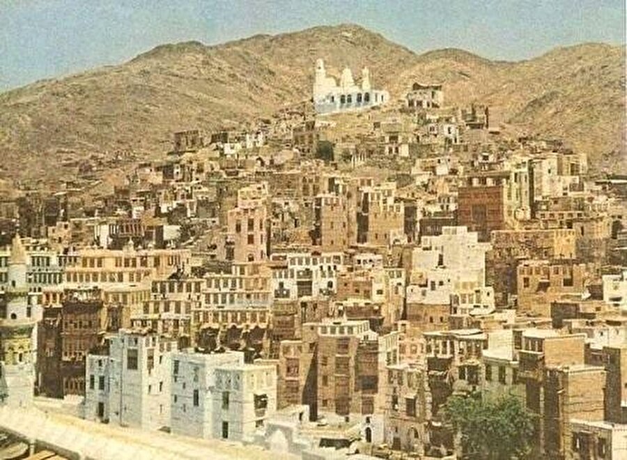 1 Nisan
(Bir eve girme imkânı bulması üzerine) Mekke'deki bir hanenin bu kısmına girme ayrıcalığı bana nasip olduğuna göre Batı'da hareme dair hâlâ var olan yanlış izlenimleri silmenin de bana düştüğünü hissediyorum. Sadece bu hanede de değil, Arabistan'da hangi evi ziyaret ettiysem ev sahibini tek eşli gördüm. Sanılanın hayatın aksine buradaki hanımlar ev işleriyle meşgul; aynı zamanda mutlular, arkadaşlarıyla vakit geçiriyorlar, kendi eğlenceleri ve kutlama günleri var.