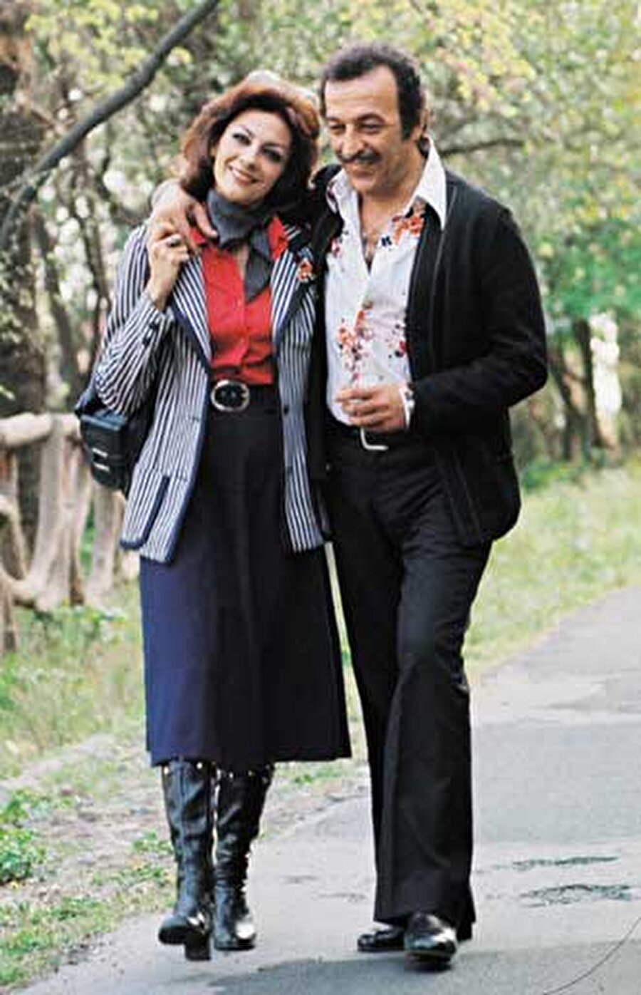 Kendi sesiyle oynayan jön ve aktrist

                                    Sadri Alışık ve Çolpan İlhan,Türk sinemasının kendi sesiyle oynayan jön'ü ve aktrist'i olan belkide tek ismiydi. Bu yönleriyle birçok sanatçıya da öncü olmuşlardır fakat yine de bu alanda tek olmuşlardır diyebilmek mümkündür.
                                