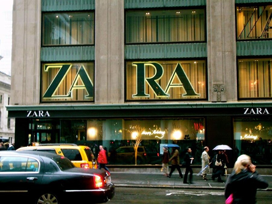 Rosalia Mera 2001'de, ise kritik bir karar alarak şirketi halka açtı. Mera'nın bu stratejisi şirketin bir anda 600 milyon dolar gelir elde etmesini sağladı. Moda trendlerini takip eden Mera, defilelerde gördüğü ürünleri kısa zamanda mağazalarına getiriyordu.