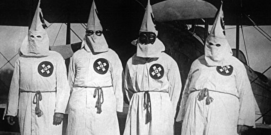 Giydikleri elbiseler de etrafa korku salıyor.
Ku Klux Klan'lar geniş kollu beyaz uzun bir cübbe sadece göz ve burun delikleri bulunan üzerinde kırmızı şerit çizgiler olan bir kukutela giyerler büyükçe bir haç yakarak altından ata binerek gezerlerdi.