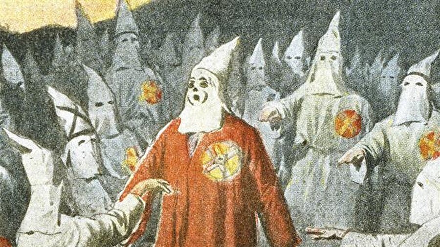 Ku Klux Klan bitse de etkisinin devam ettiği ve Amerika'nın bünyelerinde hala etkin olduğu söylenmektedir. 
İkinci Dünya Savaşı'nın ardından ortaya çıkan insan hakları bilinci ve kölelik karşıtı tutum ardından yasalar, bu acımasız örgütün üstüne gitmiş ve sonu getirilmiştir. 

Yaptığı zenci cinayetleri açığa çıkarılmış pek çok kişiye ceza verilmiştir. Ancak bu terör örgütüyle aynı düşünen hakimler sayesinde de pek çok üye de beraat etmiştir. Ku Klux Klan bitse de etkisinin devam ettiği ve sızdığı Amerika'nın bünyelerinde hala etkin olduğu söylenmektedir. 


Faaliyetleri zaman zaman yine görünmekte ve çalışmalarını 
gizli sürdürdü söylenmektedir. Ku Klux Klan altı genç adam tarafından olmuş ve bu savaşta savaşan generallerden dördü avukatlık eğitimi almıştır. 2 adet Amerikan başkanının yemin ederek üye olduğu söylenmektedir.

 Ku Klux Klan cinayetleri örgütün içine FBI sızması sonucu büyük ölçüde açığa çıkarılmış, 1960'larda Ku Klux Klan adına cinayet işleyen bir üye o zaman serbest bırakıldıktan sonra 2006'da tekrar tutuklanmıştır.