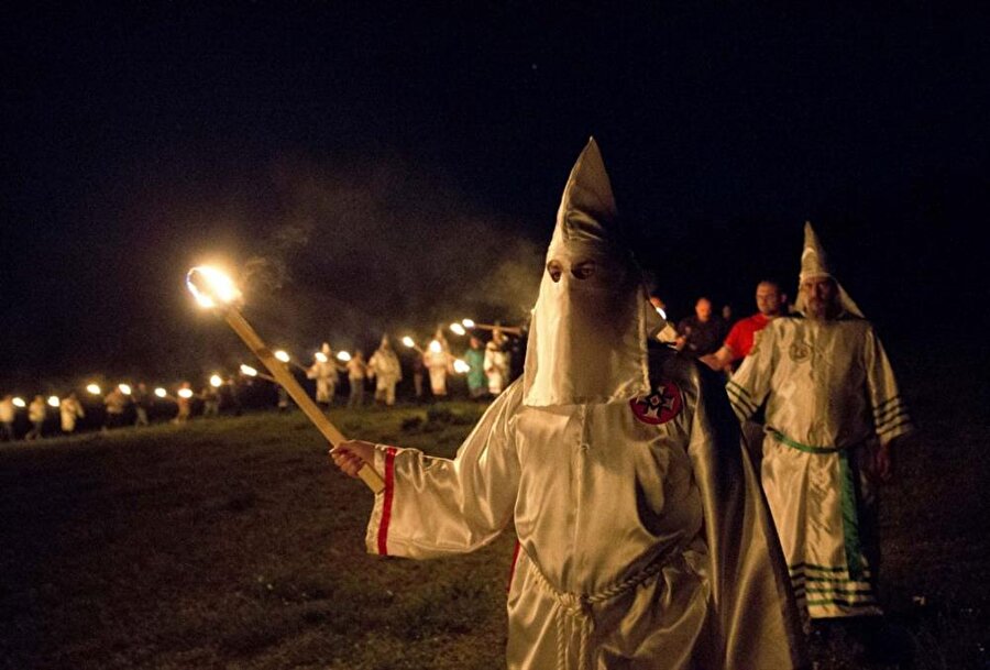 400 bin kişinin katıldığı Ku Klux Klan yürüyüşü ile dünyaya korku saldılar.
Ku Klux Klan 1928'lere gelindiğinde Washington'da 400 bin kişinin katıldığı Ku Klux Klan yürüyüşü yapılmıştır bu tarihte örgütün 8 milyon üyeye ulaştığı tahmin edilmektedir. 

Örgüt iyice Amerika içine yaygınlaşmış ve üyelerinden aylık para toplama ve üye kazanma yoluyla nüfusunu arttırmaya çalışmıştır. İkinci Dünya Savaşı'na kadar ayrımcılık adı altında pek çok yasa dışı eylemler gerçekleştirmiş, cinayetler işlemişlerdir. Özellikle en meşhur hareketleri zencileri linç etmektir.



