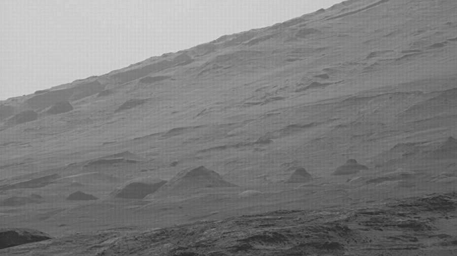 Tam da bu noktada kanıt niteliğinde bir olay yaşandı. Martian Archeology, yani Mars Arkeolojisi adlı YouTube kanalında yayınlanan videoda NASA'nın Mars'ta görev yapan Curiosity adlı uzay gözlem aracı tarafından çekilen görüntülerde net bir şekilde iki dev piramit yapısı görülüyor. Kanalın iddiasına göre 200 gündür elinde olan görüntüler sansür, gecikme ve çeşitli sebeplerin ardından yayınlanabilmiş. Sol 1310 bölgesinde çekilen bu görüntülerin “uydurma” olma ihtimali de yok. Çünkü    ve       ulaşabileceğiniz fotoğraflarda görüntülerin direkt olarak NASA tarafından çekilmiş görüntüler olduğunu anlayabilirsiniz. Yani bu da demek oluyor ki; Mars'ta gerçekten piramit yapılar mevcut.