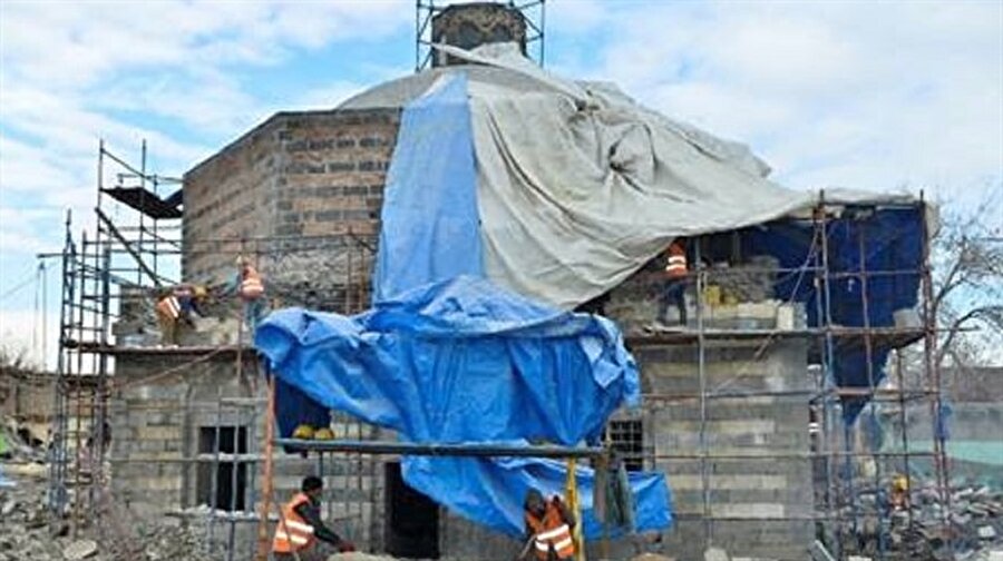 12 milyon 819 bin lira bütçe ayrıldı

                                    Aksoy sözlerine şöyle devam etti "Fatih Paşa Cami 2008 yılında, Ermeni Katolik Kilisesi ise 2011 yılında proje kapsamında restore edilerek halkımızın hizmetine sunulmuştu. Ancak eserlerin hasar alması sonucu bu yıl içerisinde restorasyon çalışmalarına yeniden başlandı. Bu eserimizin restorasyon çalışmalarını ise 9 Aralık 2018'e kadar tamamlamayı planlıyoruz" dedi.

Vakıflar Genel Müdürlüğü tarafından yapılacak onarım ve renovasyon çalışmalarında Fatih Paşa Camisi için 3 milyon 710 bin TL bütçe ayrıldığına dikkat çeken Vali Aksoy, “Dört ayaklı Minare ve Şeyh Mutahhar Cami için 1 milyon 085 bin TL, Ulu Cami için 1 milyon 500 bin TL, Parlı Safa Camisi ve Medresesi için 1 milyon 26 bin 432,44 TL, Ermeni Kilisesi için 1 milyon 330 bin TL ve diğer renovasyon çalışmaları için yaklaşık olarak 505 bin 509,73 TL ödenek ayrılmıştır. Bunlara diğer çalışmaları da dahil ettiğimiz zaman toplam 12 milyon 819 bin 719 TL bütçe ayrılmıştır" diye konuştu.
                                