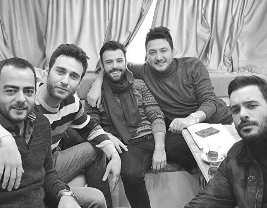 Kiralık Aşk

                                    Kerem Fırtına, Seçkin Özdemir, Salih Bademci, Onur Büyüktopçu, Barış Arduç
Kaynak: ntv.com

                                