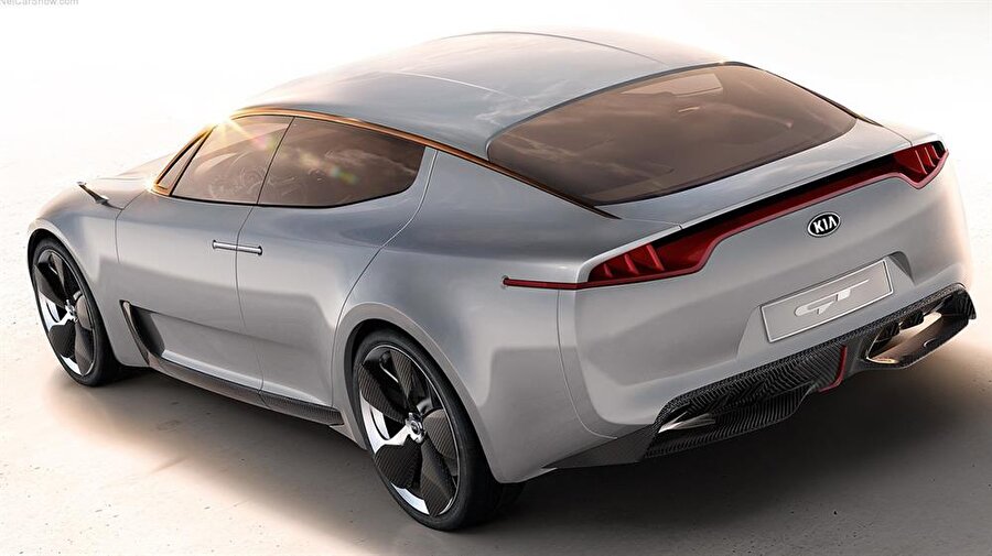 Tasarım detayları
Son yayınlanan videolar, Ocak'ta tanıtılması beklenen GT isimli yeni otomobilin tasarım çizgilerini açığa çıkarıyor. Videoda otomobilin radyatör girişinden egzozlarına ve hatta aydınlatma sistemine kadar birçok detay görülebiliyor. 