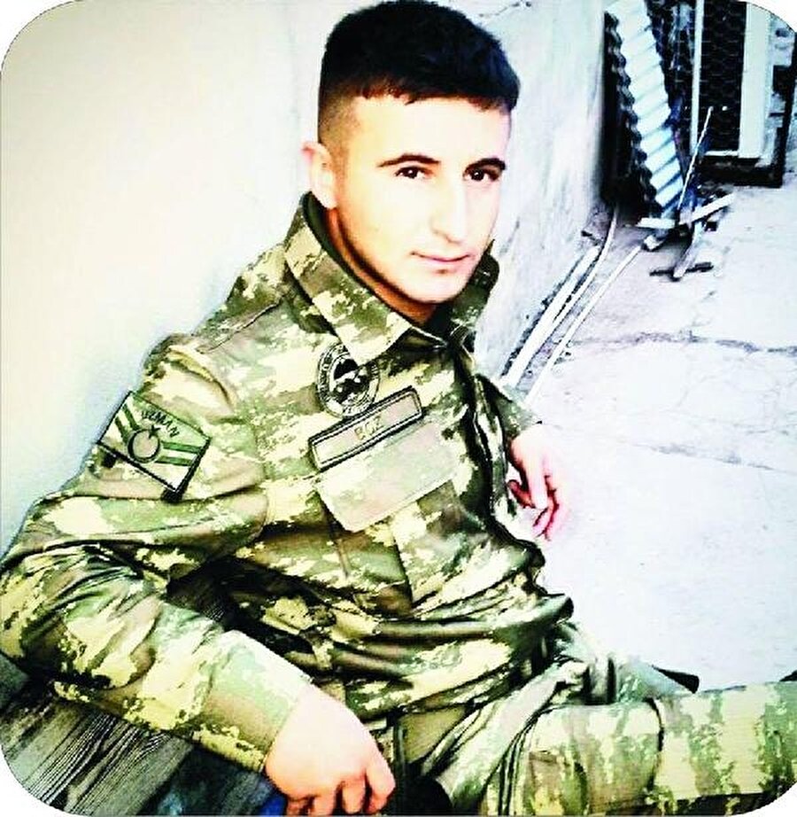 Uzman Çavuş Burak Boz

                                    Fırat Kalkanı Harekatı'nda El Bab bölgesinde DEAŞ militanları ile girilen çatışmada şehit olan Uzman Çavuş Burak Boz'un acı haberi Konya'nın Ereğli ilçesinde oturan baba evine ulaştı.

Suriye'de sürdürülen Fırat Kalkanı Harekatı kapsamında Özgür Suriye Ordusu'nun (ÖSO) ele geçirmeye çalıştığı El Bab bölgesinde terör örgütü DEAŞ militanları ile Türk askerleri arasında çıkan çatışmada 14 asker şehit olmuş, 33 asker de yaralanmıştı. Şehit olan askerler arasında Uzman Çavuş Burak Boz'un da olduğu belirtildi. Boz'un acı haberi Konya'nın Ereğli ilçesi Cinler Mahallesi'nde bulunan baba Özkan anne Gülhan Boz'a askeri yetkililer tarafından verildi.
                                