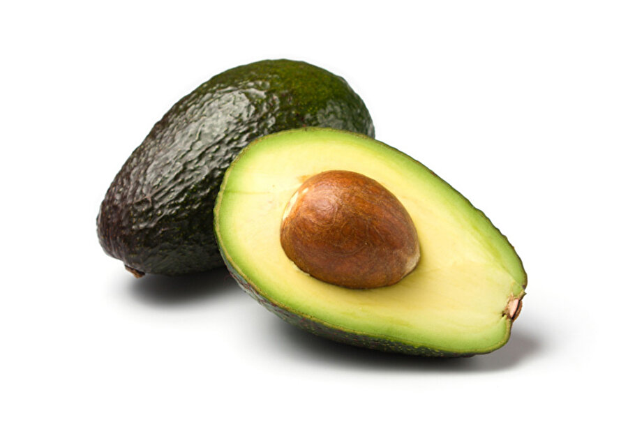 Avokado

                                    
                                    Avokado; A, C ve E vitaminlerini içerir. Antioksidan etkisi gösteren meyvenin doymamış yağ asidi yüksektir. Tüketildiğinde bireyleri daha uzun süre tok tutan bu gıdayı ölçülü yemekte fayda var. Avokadonun bir tanesi yaklaşık 140 kaloridir. Bu nedenle yarım porsiyon avokado tüketmek daha yararlı olacaktır.
                                
                                