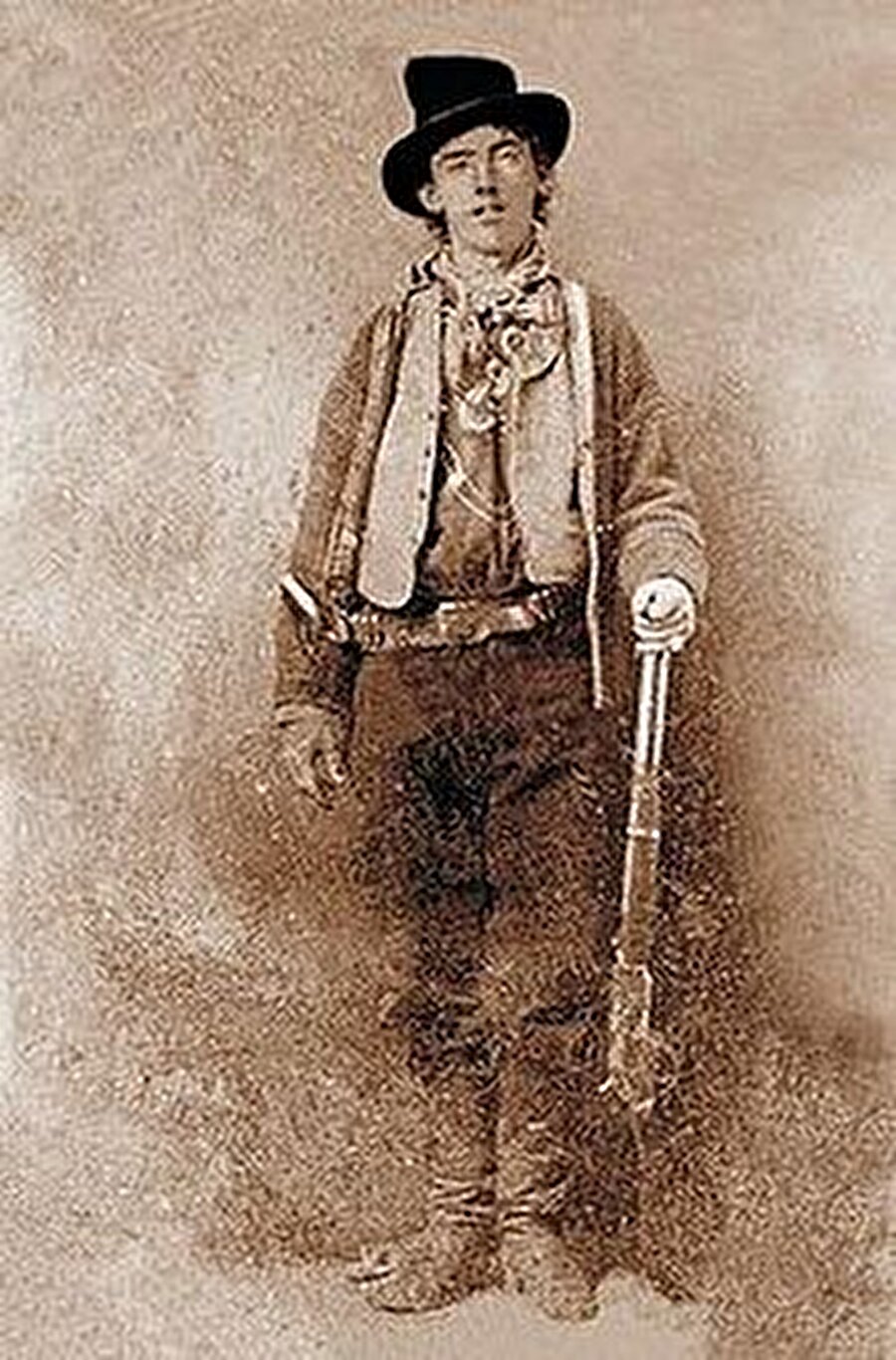 Fotoğraf sıradan birine ait değil.
Fotoğraftaki kişi Amerika'nın 1800'lü yıllarında yaşamış seri katillerinden “Billy the Kid”.