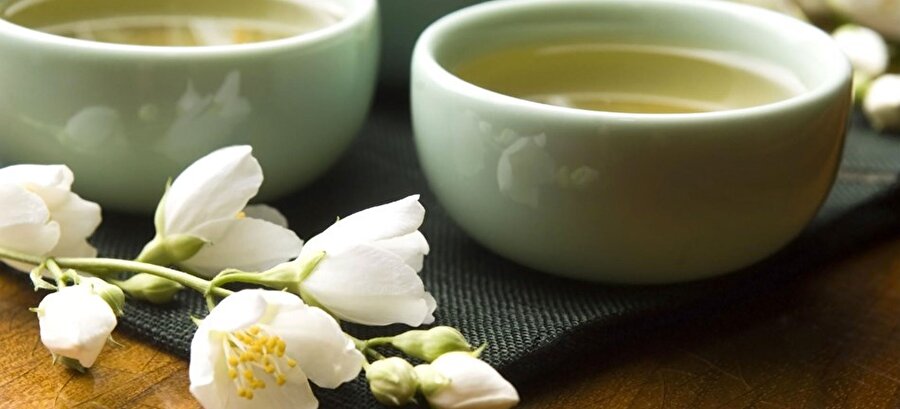 Beyaz Çay

                                    Beyaz çay, çay (camellia sinensis) bitkisinin tomurcuk ve genç yapraklarından elde edilen ve direkt güneş ışığıyla kurutularak fermentasyon işlemine maruz kalmadan minimum oksidasyonla elde edilen bir çay türüdür. Yapılan çalışmalarda çaylar arasında protein açısından en zengin çayın beyaz çay olduğu ve bunun nedenini beyaz çayın hasat edilen kısmının tomurcuk kaynaklı olduğundan düşünülmektedir.

Beyaz çay, trigliserit seviyesini düşürür, yağların parçalanmasını hızlandırır, vücut antioksidan seviyesini arttırır. Kanser hücrelerini inhibe edici etkisi vardır. Özellikle kolon kanseri üzerinde durdurucu etkisi çalışmalar sonucu tespit edilmiştir. Çaylar arasında en yüksek antioksidan değeri beyaz çay taşımaktadır. Kan kolesterol seviyesini beyaz çay yeşil çaya göre daha hızlı düşürmektedir. Vücut LDL (kötü kolesterol) seviyesini düşürüp, HDL (iyi kolesterol) seviyesini yükseltmektedir.



                                