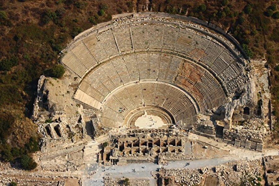 Efes Harabeleri - İzmir 

                                    İzmir'in Selçuk ilçesinde bulunan Efes Antik Kenti'nin kuruluşu M.Ö. 6000 yıllarına rastlıyor. Pek çok uygarlığa ev sahipliği yapmış olan bu büyüleyici antik kent, İyonya'nın 12 şehrinden biridir.
                                