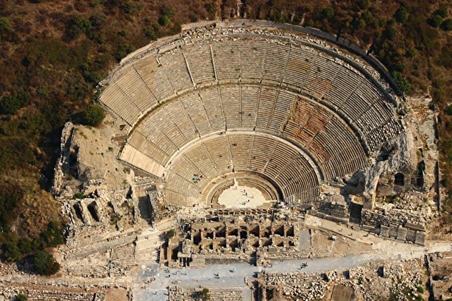 Efes Harabeleri - İzmir
İzmir'in Selçuk ilçesinde bulunan Efes Antik Kenti'nin kuruluşu M.Ö. 6000 yıllarına rastlıyor. Pek çok uygarlığa ev sahipliği yapmış olan bu büyüleyici antik kent, İyonya'nın 12 şehrinden biridir.