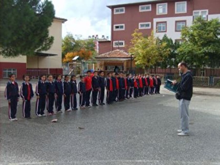 Askerler gibi boy sırasına geçerdik ve hoca "Sağ baştan say" dediğinde, yüksek sesle sırayla saymaya başlardık, en sondaki de "Son" diyerek bitirirdi. 
