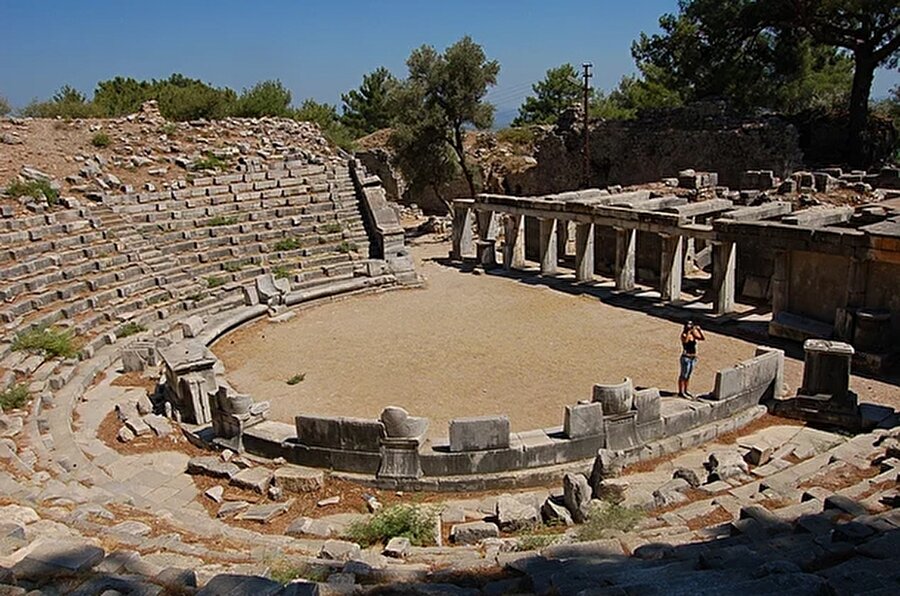 Priene - Aydın
Priene, Aydın ili Güllübahçe beldesi yakınındadır. Kuruluşunun M.Ö. 2. bin yılına kadar uzandığı tahmin edilmektedir.
Priene eski şehir planlamacılığının en güzel örneğidir. Şehir, Miletli mimar Hippodamus tarafından geliştirilen “grid sistemi” ile inşa edilmiştir.