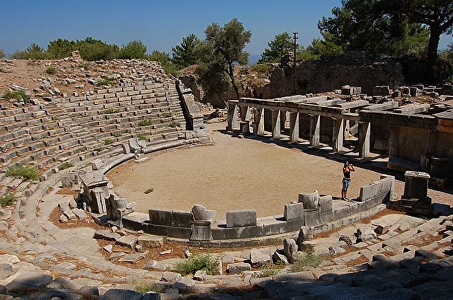 Priene - Aydın 

                                    Priene, Aydın ili Güllübahçe beldesi yakınındadır. Kuruluşunun M.Ö. 2. bin yılına kadar uzandığı tahmin edilmektedir. 
Priene eski şehir planlamacılığının en güzel örneğidir. Şehir, Miletli mimar Hippodamus tarafından geliştirilen “grid sistemi” ile inşa edilmiştir.
                                