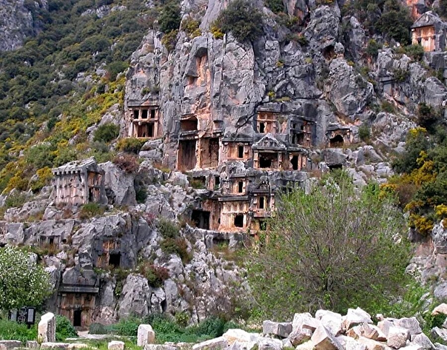 Myra - Antalya 

                                    Antalya'nın Kale ilçesinde bulunan Kaş - Finike arasındaki çarpıcı kaya mezarlarıyla ünlü Myra Noel Baba'nın yani Aziz Nicholaos'un doğduğu yerdir. 
Myra'nın görkemli tiyatrosu oldukça sağlam olarak günümüze kadar gelebilmiştir.
                                