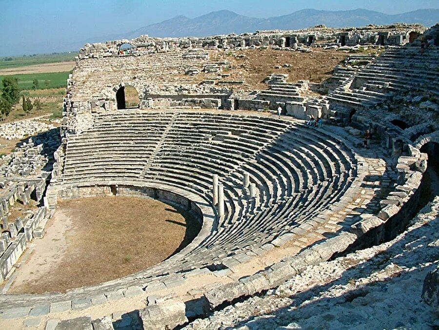 Milet - Aydın
Milet, Aydın ilinin Söke ilçesi sınırları içerisindedir. Milet kuruluşunda bir liman kenti olmakla beraber, Büyük Menderes nehrinin getirdiği alüvyonlarla liman doldurulduğu için bugün denizden içeride bulunmaktadır.
Kentte bulunan yapılar arasında 15.000 kişilik kapasitesi olan ve son yıllarda onarılmaya başlanan Roma çağı yapısı Tiyatro, M.S. 1. yüzyılda inşa edilmiş Roma Hamamları yer alır.