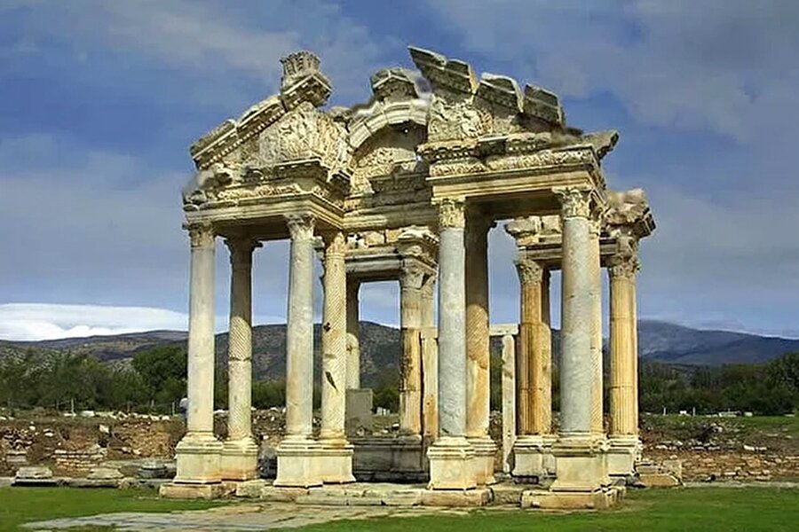 Afrodisias - Aydın
Afrodisias adında birçok antik kent vardır fakat en ünlüsü Aydın Karacasu'da bulunanıdır.
Türkiye'nin en ünlü fotoğrafçısı Ara Güler'in ilginç bir biçimde bölgede kaybolması ile bulunmuştur.