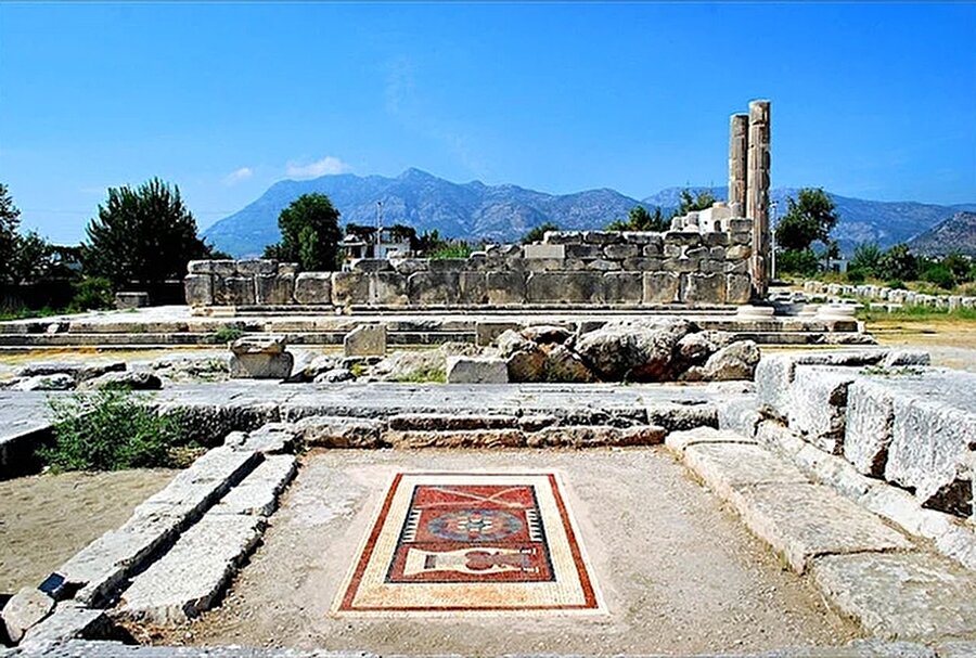 Ksantos 

                                    Fethiye - Kaş yolunun 70. kilometresinde yer almaktadır. 
Pek çok tarihi olaylara ve savaşlara sahne olan kentten günümüze ulaşan kalıntılar arasında kaya mezarları, lahit mezarları ve Likya kültürüne özgü dikme mezar anıtları vardır.
                                