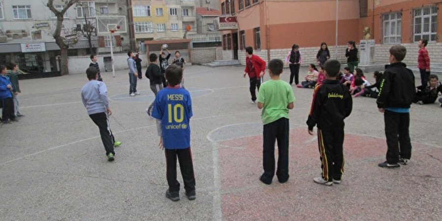 Hoca birkaç şey anlatıp çok uzatmazdı ve çok geçmeden serbest bırakırdı. Erkekler futbol topunu kaptığı gibi takım kurmaya başlardı. Fazladan top istediğinizde imkanı yok verilmezdi. Azınlık bir grup da basketbolda NBA'deymiş havasına girerdi.
