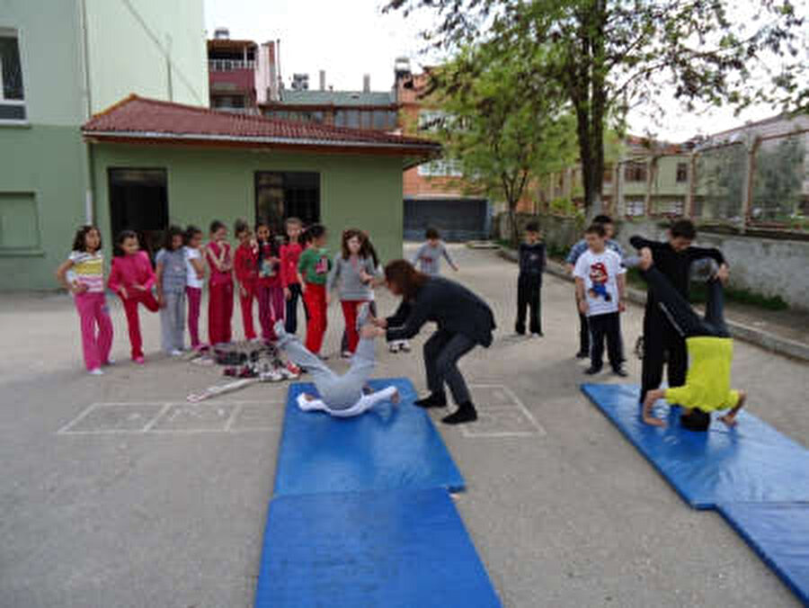 Serbest kalmadığımız zamanlarda minderde, kasada takla atmaya çalışırdık, ki çoğu kişinin kabusuydu. Zaten bunun dışında da eğitim aldığımız söylenemez.
