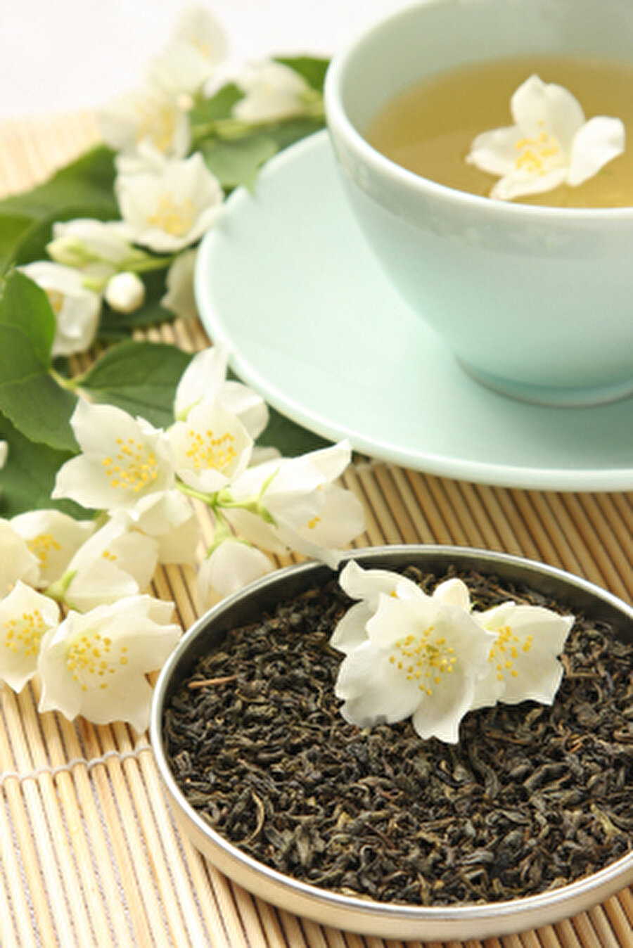 Yasemin Çayı

                                    
Yasemin çayı,kokulu çaylar arasında en popüler olanıdır.Yeşil çay ve iki farklı yasemin çiçeğini karışımından üretilir.Yasemin çayını sağlık üzerinde olumlu etkileri yeşil çaya benzer ve daha güçlüdür.Bunun yanında çiçeğe koku veren maddelerle de sinir sistemini ve ruhsal durumu olumlu yönde etkiler.Ferahlatıcı,uyarıcı ve dinlendiricidir.

Yasemin çayı parasempatik sinir sistemi aktivitesini artırır.Kalp atım hızını düşürür ve gevşetici ilaçlara benzer,sakinleştirici antistres etki gösterir.Bileşimin bulunan linanool,kafeinin merkezi sinir sistemindeki aşırı uyarıcı etkisini baskılamaktadır.Kas spazmını çözücü etkisiyle çin tıbbında barsak fonkiyonlarını düzenlemek içinde kullanılmaktadır.Ruhsal durumu ölçen testlerde kişiyi psikolojik olarak rahatlatan yasemin kokusunun negatif bulguları azalttığı saptanmıştır.


                                