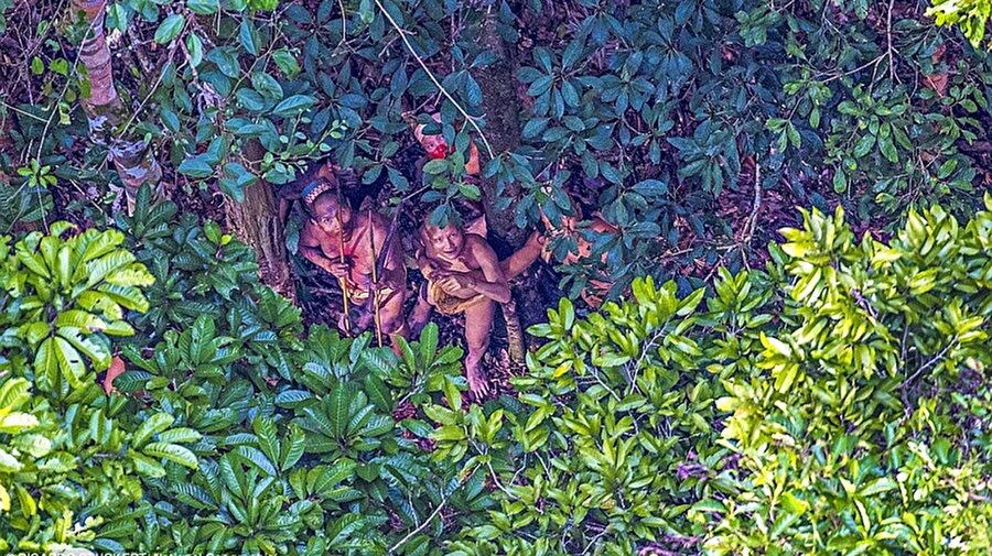 Peru sınırına yakın Brezilya yağmur ormanlarında helikopter ile dolaşan fotoğrafçı Ricardo Stuckert daha önce keşfedilmemiş çok ilginç bir Amazon kabilesi keşfetti. Kabile yaşamına 20 bin yıl önceki atalarının gelenekleriyle devam ediyor. 

Kabilenin erkekleri helikopteri ilk gördüklerinde panikleyip ağacın arkasına saklanmış. Daha sonra ise cesaretlerini toplayıp helikoptere ok fırlatmaya başlamışlar.
