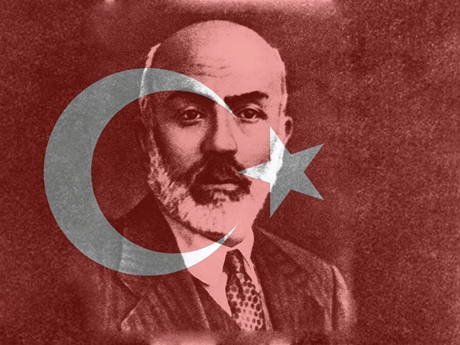  "Gençler Ersoy'un eserlerine gereken ilgiyi gösteriyor"
İstanbul Büyükşehir Belediyesi Kültür Daire Başkanı Abdurrahman Şen de Mehmet Akif Ersoy'u sadece bir şair olarak tanımlamanın haksızlık olduğunu, bu bakış açısının Ersoy'dan yeterince faydalanmayı engellediğini söyledi.

Şen, Mehmet Akif Ersoy'un ortaya koyduğu fikirlere bakıldığında onun bir tarihçi, sosyolog, fikir ve düşünce insanı olduğunun görüldüğünü dile getirerek, şöyle devam etti:


"
Yalnızca İstiklal Marşı'nın şairi diye geçiştirerek, ondan yeterince istifade etmiyoruz. Dinin yanlış anlaşılması, din eğitiminin eksik verilmesi, okullarda Batı'nın sahip olduğu ilmin, fennin eksik okutulmasına kadar birçok konuyla çözüm üreterek ilgilendiğini görüyoruz. Bu nedenle Ersoy'u artık İstiklal Marşımızın şairi tanımlamasının ötesinde biraz da bu gözle görmemiz lazım. 

Ersoy'un edebi yönüyle ilgili en iyi sözü kadim dostu Süleyman Nazif söylemiştir. Özellikle Çanakkale ve İstiklal Marşı için 
'Bunlar vahy-i ilahidir, şiir-i ilahidir' tanımlamasını kullanmıştır. Bunların üzerine bir daha çıkılamaz."
