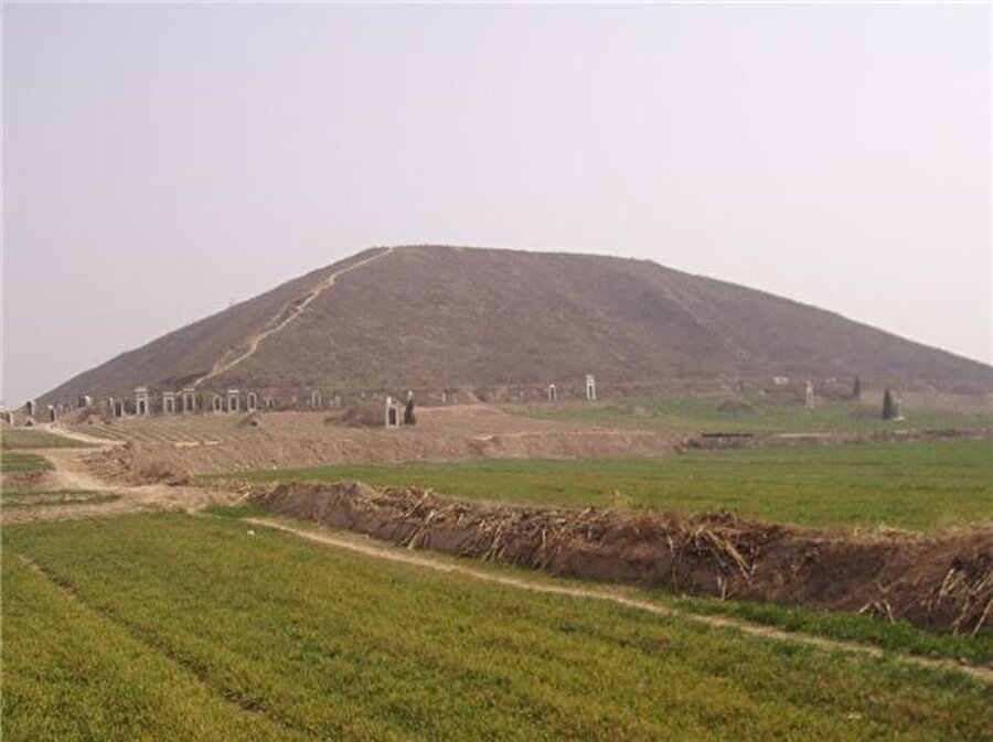 Oluşan bu yerin piramit değil höyük olduğunu iddia eden Çinliler, bölgeye araştırmacıların girmesine izin vermiyor.