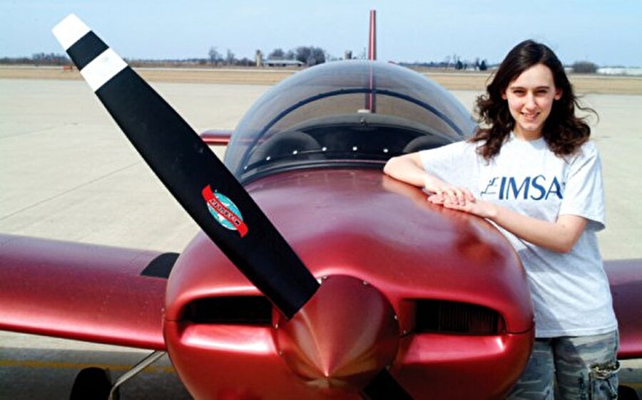  2003 yılında uçuş dersleri almaya başlayan Sabrina, 2006 yılına gelindiğinde kendi uçağını tasarlamaya başlar
