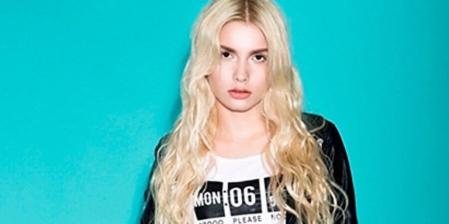 Aleyna Tilki

                                    
                                    
                                    Henüz 16 yaşında olan Tilki; adını ilk olarak Yetenek Sizsiniz Türkiye'de duyurmuş, bu yıl Emrah Karaduman ile yayınladığı albüm ile de yıldızını patlatmıştı. Şarkı ve Tilki'nin henüz reşit olmayışı o kadar çok gündeme geldi ki; tartışmalar ve açıklamalar birbirini izledi. O ise bunun kazancını toplamayı iyi bildi.
                                
                                
                                