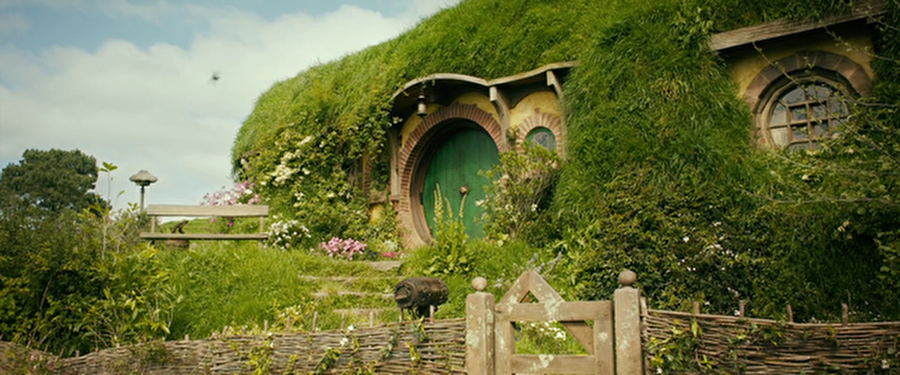 Bag End: Çıkın Çıkmazı

                                    
                                    
                                    
                                    
                                    Shire'ın en güzel Hobbit yuvalarından biri olarak kabul edilir. Ü.Ç. 28. yy'da, Çıkınsaçması Sırasının (Bagshot Row) en sonunda inşa edilen bu çukur, üç nesil boyunca Baggins ailesinin malikanesi olmuştur; burada yaşayan Bagginsler sırasıyla, Bungo, Bilbo ve Frodo olmuştur.
                                
                                
                                
                                
                                