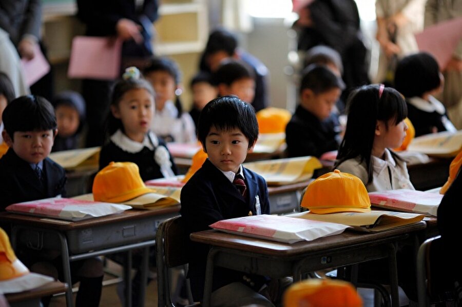 Bilgiden önce görgü kuralları geliyor

                                    Japon eğitim sisteminin en önemli noktası, öğrencilere görgü kurallarının öğretiliyor olması. Bir çocuğu önce hayata hazırlayıp ardından dersler işleniyor. 
                                