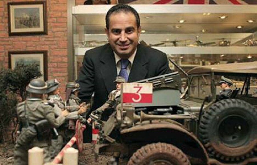 Serginin mimarı Dünyaca ünlü savaş malzemeleri koleksiyoneri, iş adamı ve ekonomist Nejat Çuhadaroğlu, serginin dünyada bir ‘ilk’ olduğunu vurguluyor.