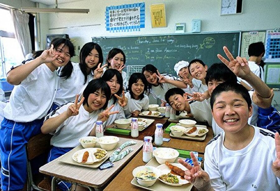 Yemek seçme lüksü yok

                                    Japon okullarında öğrencilerin hepsi, standart menüyü yemek zorunda. Ayrıca yemekler yalnızca sınıfta yeniyor. 
                                