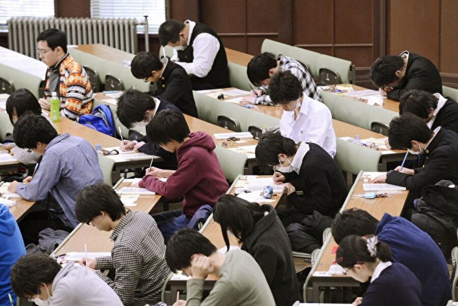 Hayatı belirleyen sınav

                                    Türkiye'de olduğu gibi Japonya'da da öğrenciler liseyi bitirdiklerinde üniversiteye gidebilmek için sınava giriyor. Liseyi bitiren öğrencilerin yüzde 76'sı üniversiteye devam ediyor. 
                                