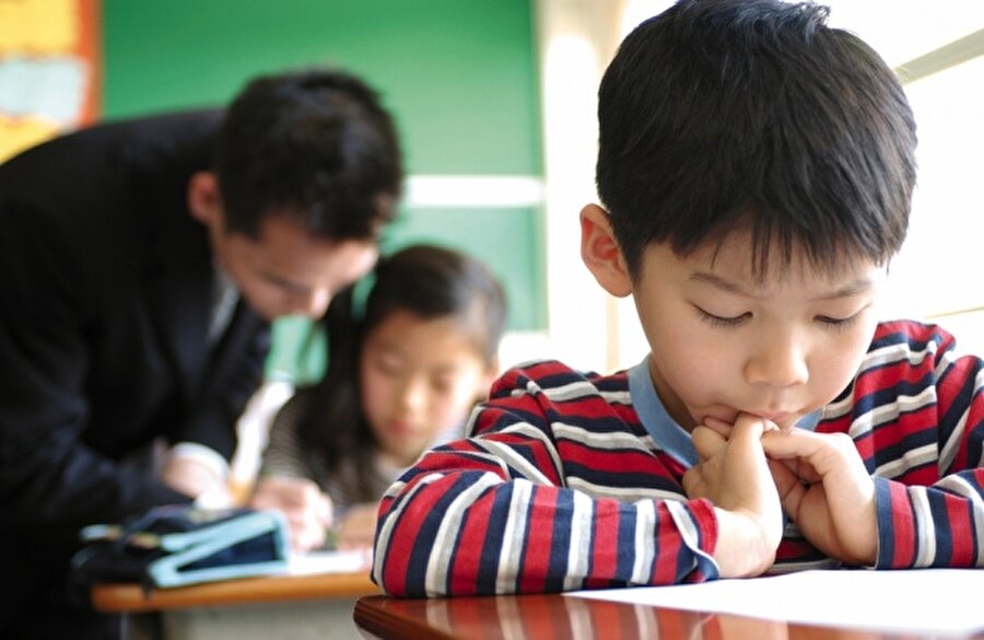 Etüt sistemi yaygın

                                    Japon çocuklar sekiz saatin ardından evlerine gitmez. Öğrencilerin neredeyse tamamı gece geç saatlere kadar etüt çalışması için okulda kalır.
                                