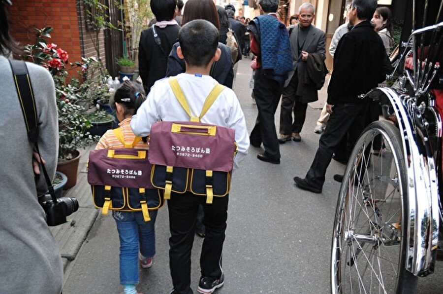 Herkes okula gitmek istiyor

                                    Japonya'da okula devamlılık oranı yaklaşık% 99,99'dur.
                                